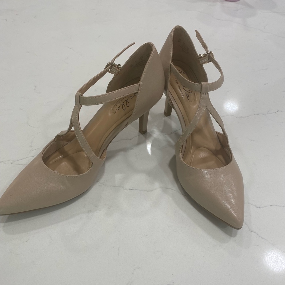 Nude pumps